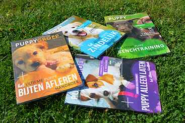 4 puppy boeken naast elkaar